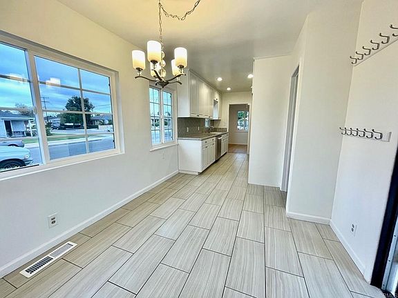 5th image of 658 Elder Ave