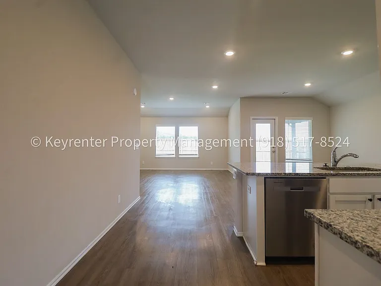 1308 Sunstone St — Photo 18