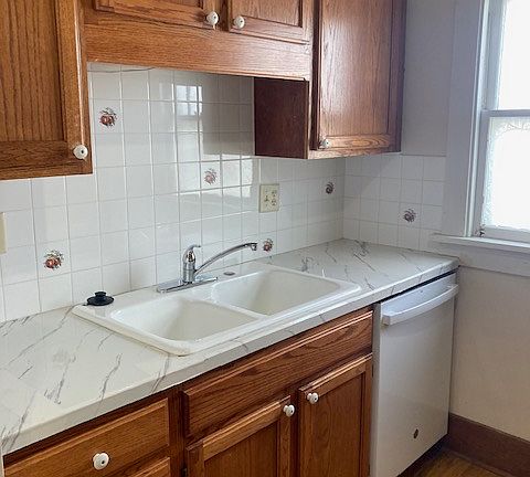 4th image of 305 W 30th St