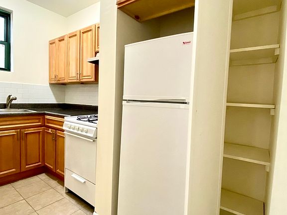 5th image of 519 E 78th St APT 3C