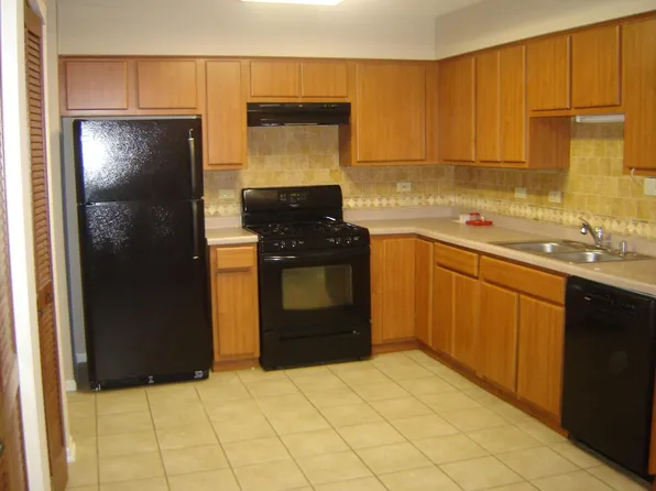 7 Taft Ct #A, Streamwood, IL 60107