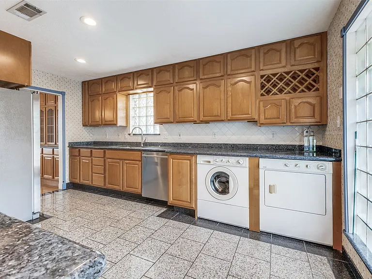9210 Larchwood Dr — Photo 4