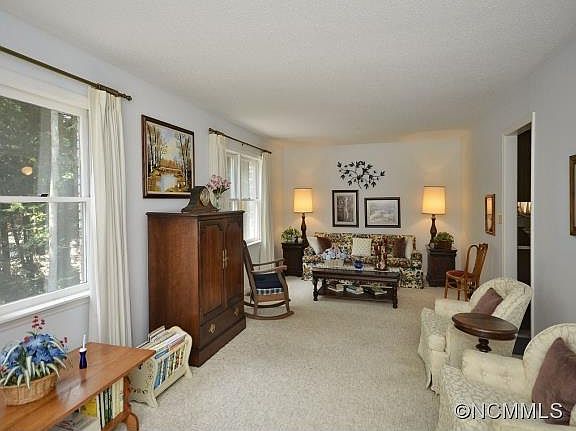 4th image of 145 Surry Ln