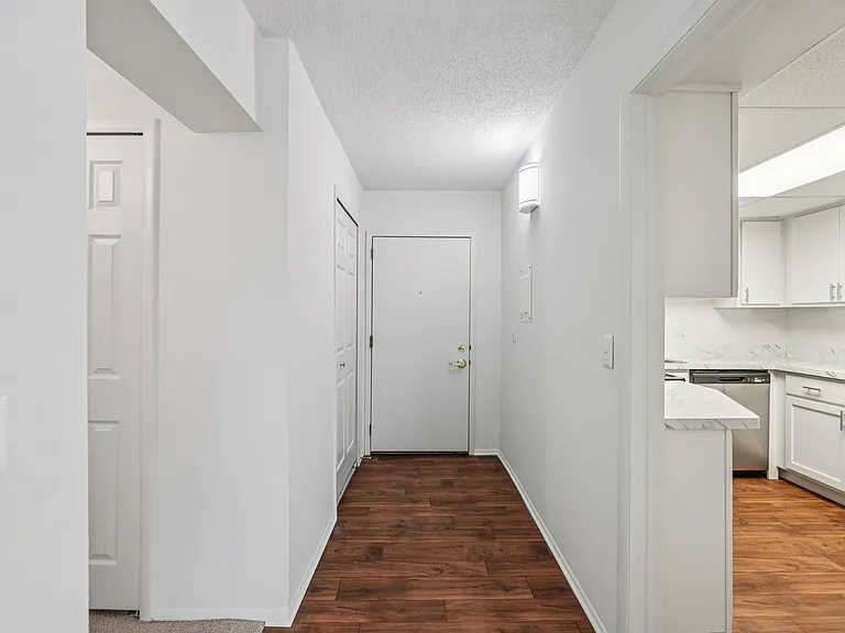 Claymoor Luxury Apartments — Photo 18