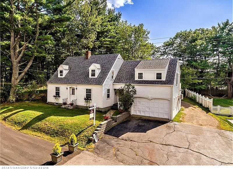 This delightful 5+ bedroom home with one bedroom accessory apartment on a quiet street within walking distance to the beach, Marginals Way and all that the town of Ogunquit has to offer.