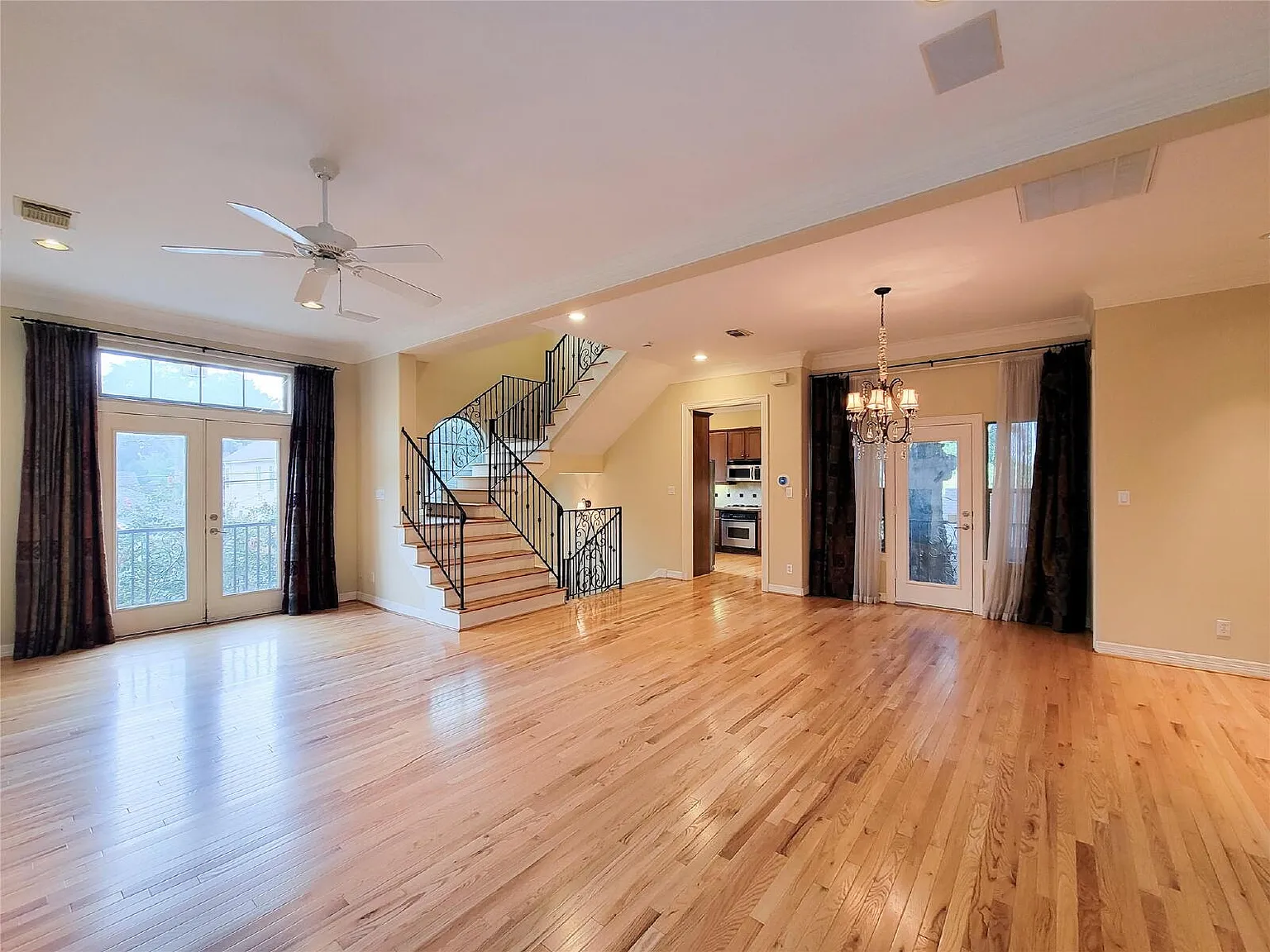 2 bed, 2.5 bath, 2115 sqft, $2,950 — Photo 2