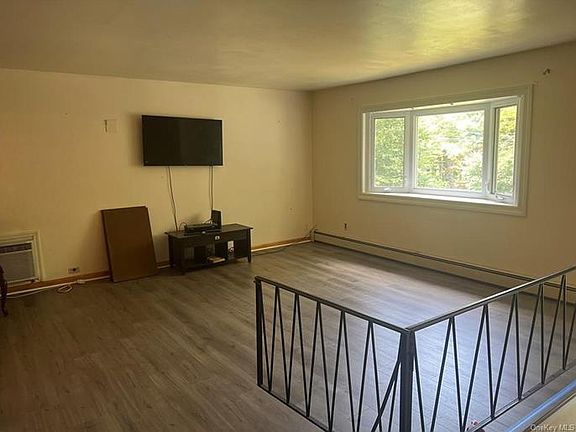 4th image of 548 Westfield Dr