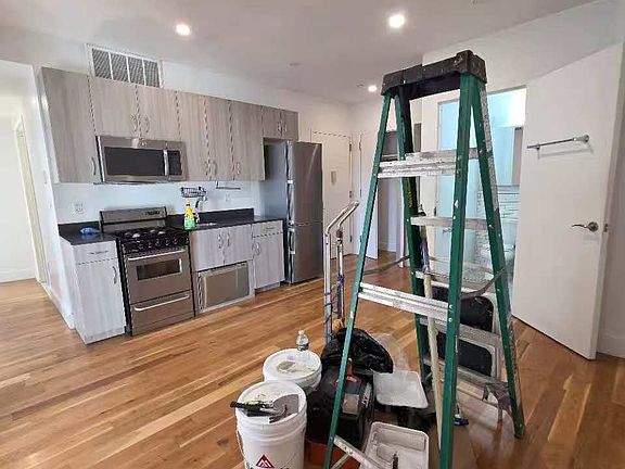 4th image of 31 2nd Ave Unit 6D