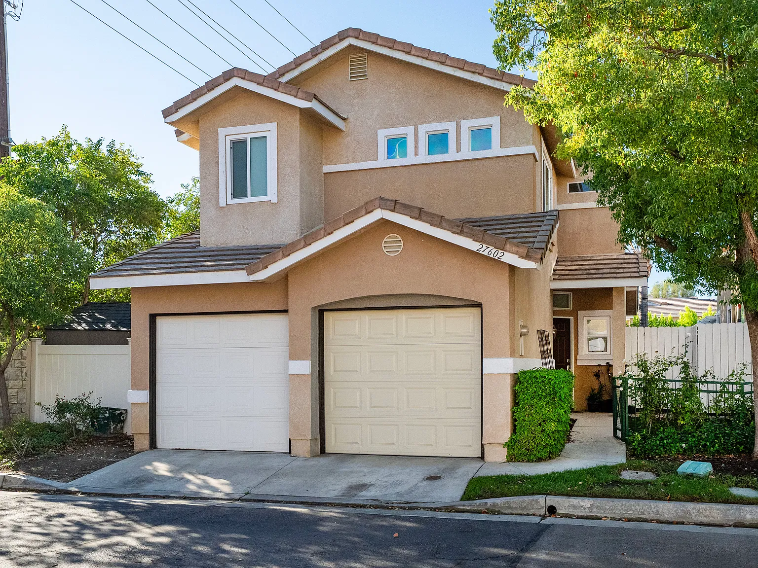 3 bed, 2.5 bath, 1386 sqft, $4,190 — Photo 2
