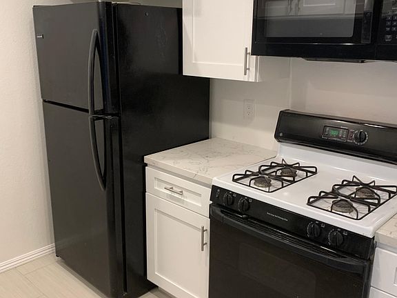 4th image of 121 Arlington Dr APT 6