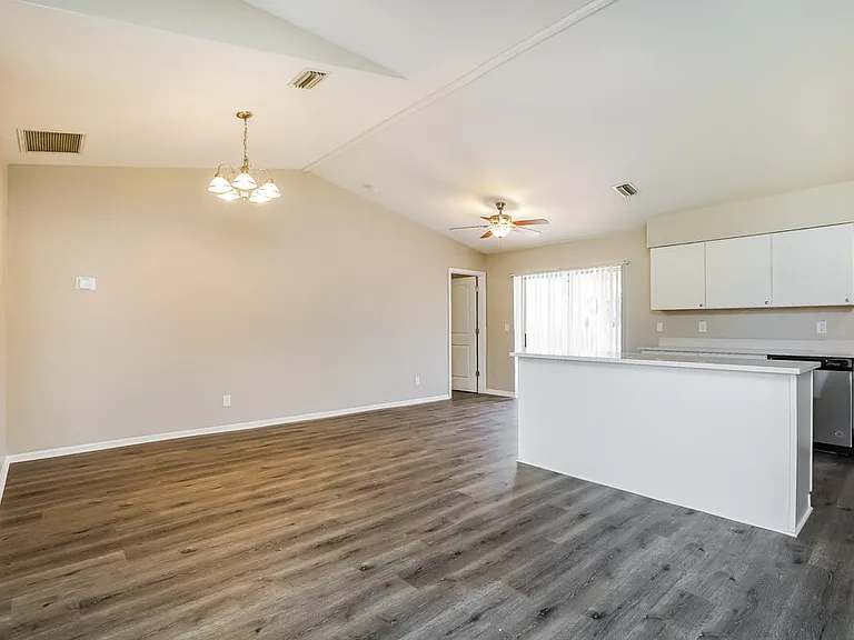 706 SW 11th St — Photo 3