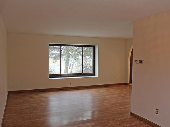 5th image of 1043 W Lakeshore Dr