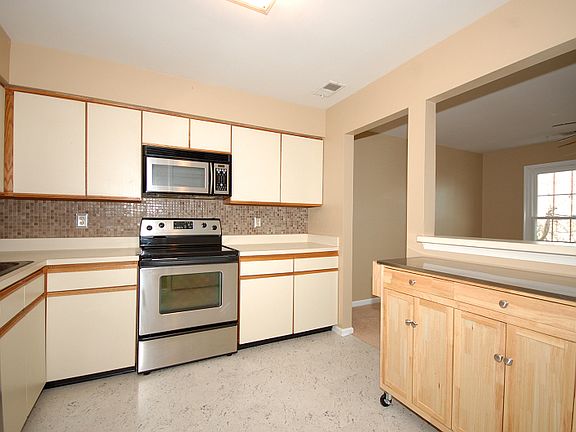 4th image of 366 Burdock Ct