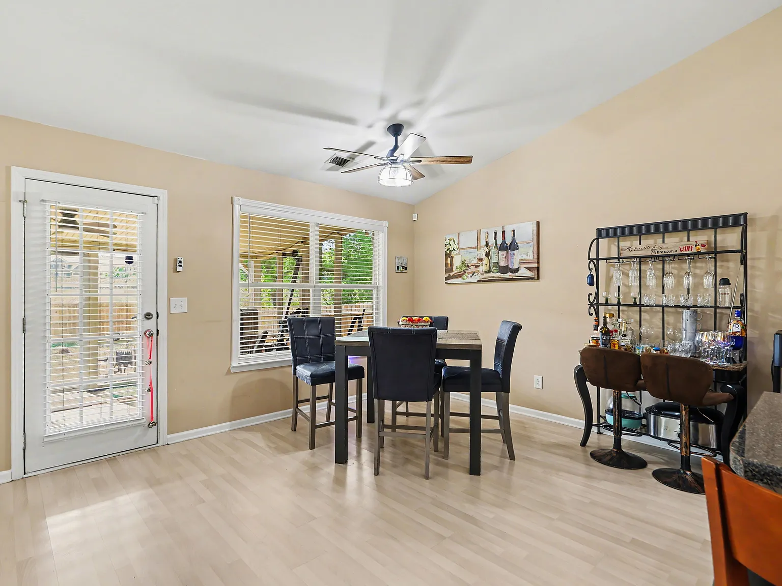 4 bed, 2400 sqft, $2,799 — Photo 4