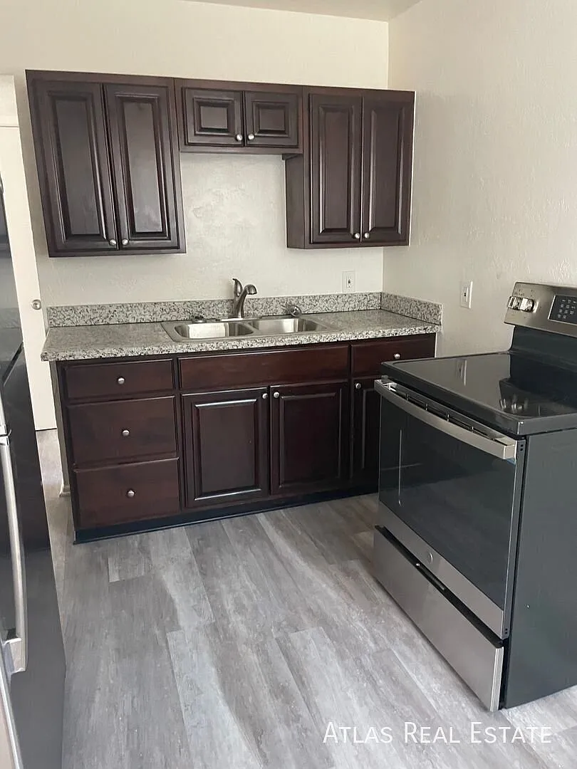 Coming Soon! Rent Under $900! - Inviting 2 Bed 1 Bath Close To I-17 Unit 4 — Photo 1