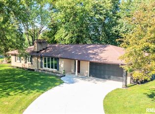 104 Country Club Dr, Pekin, IL 61554