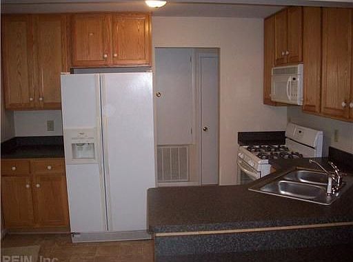 3rd image of 911 Ellington Sq