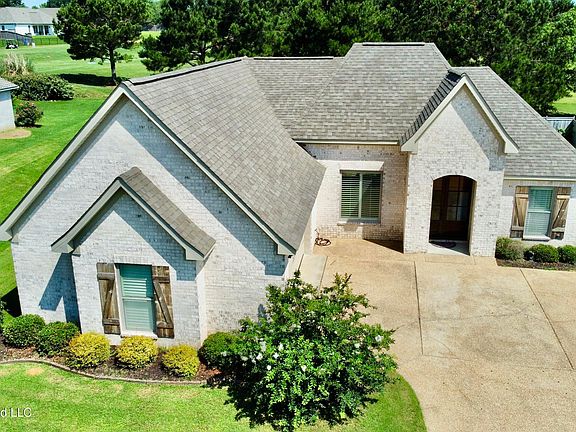 2nd image of 213 Clubview Cir