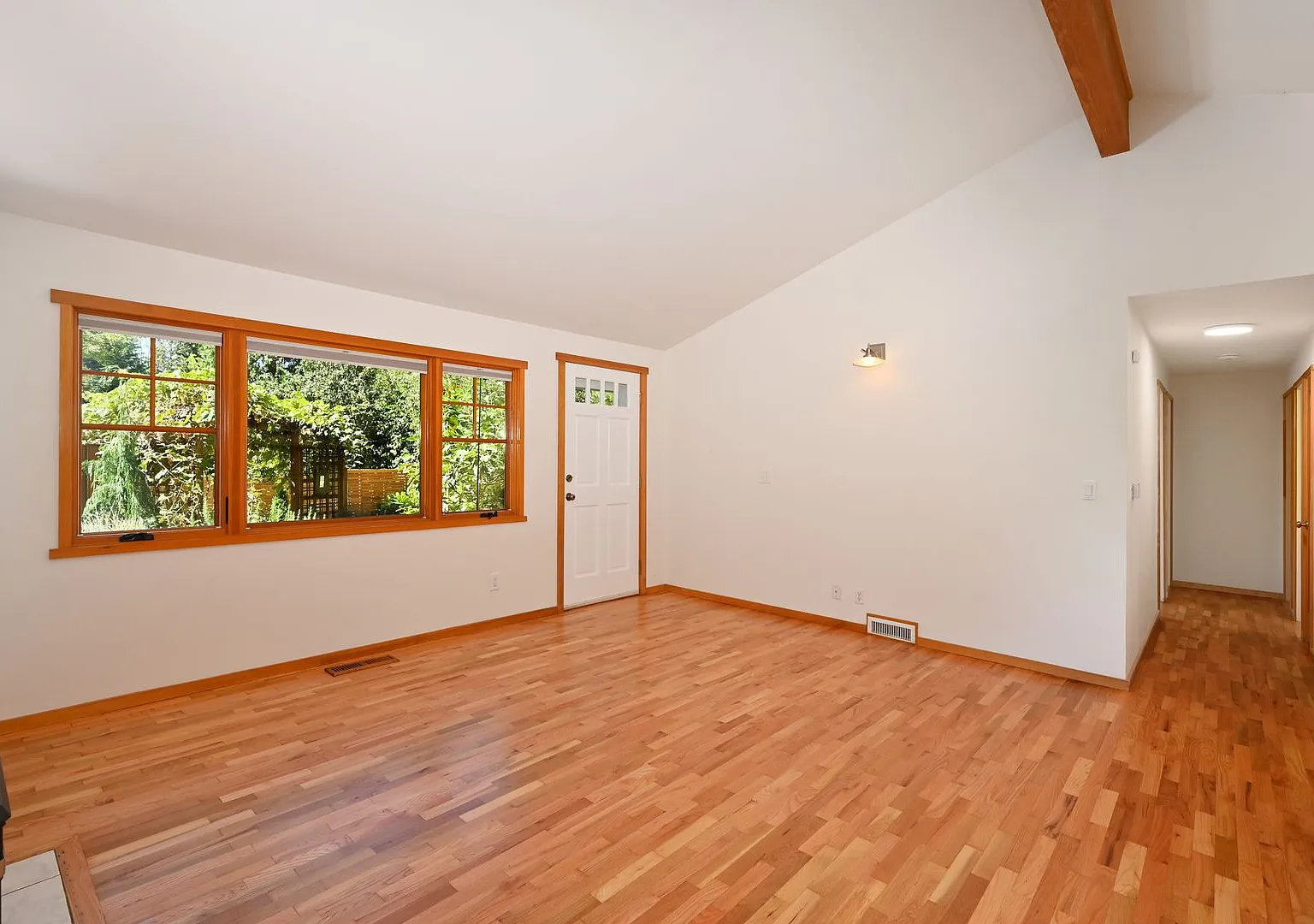 Private 4BR/2BA Home in Tranquil Setting close to Magnussen Beach — Photo 3