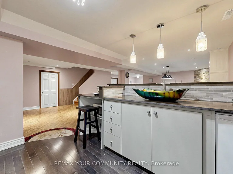 32 Soho Cres #BASEMENT — Photo 15