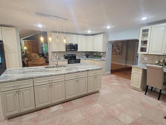 3rd image of 2401 Greenleaf Dr