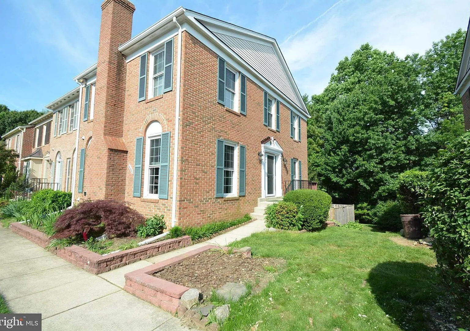 Beautiful 3-Level Townhome in Kingstowne 3.5 Baths, Landscaping Included — Photo 1