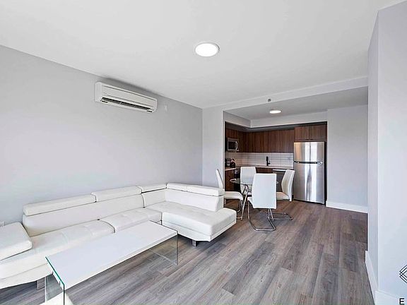 4th image of 1111 Foster Ave #603