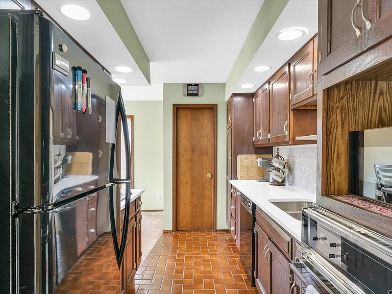 1 Lyndhurst Village Ct — Photo 8