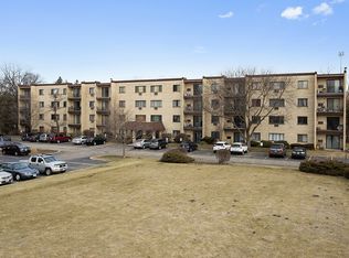 7211 Wolf Rd APT F2, Indian Head Park, IL 60525