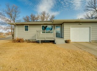 800 Mannhaven St, Hazen, ND 58545