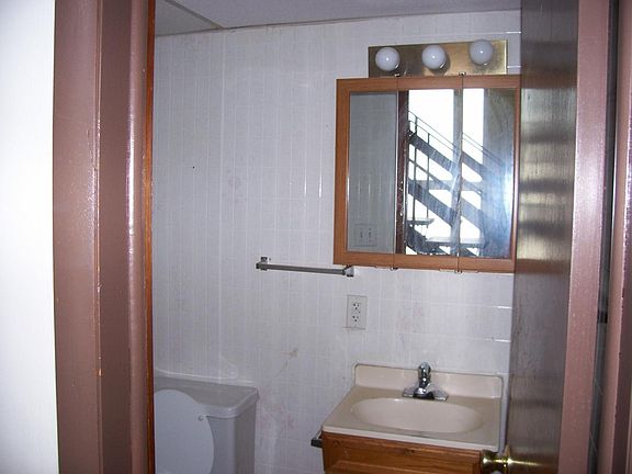 4th image of 808 N 70th St