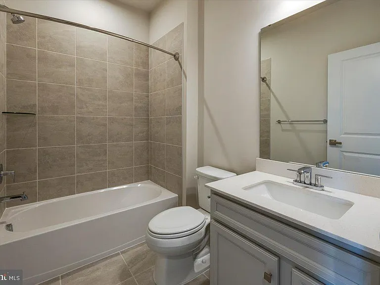 9390 Tanfield Dr — Photo 32