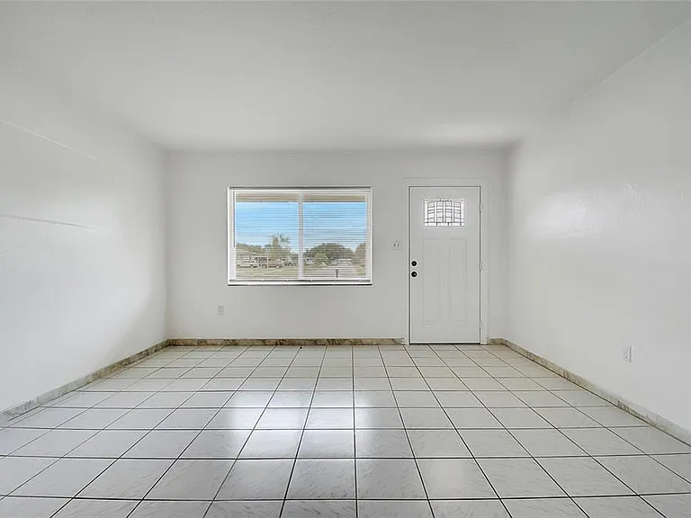 1040 San Luis Dr — Photo 7