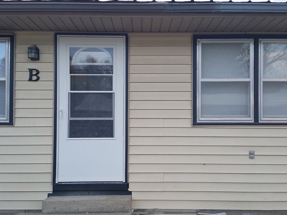 Newly renovated and available July 1, 2019! Park right in front of your door. This small, 15 unit, single level complex provides convenient parking and easy entry for every tenant.