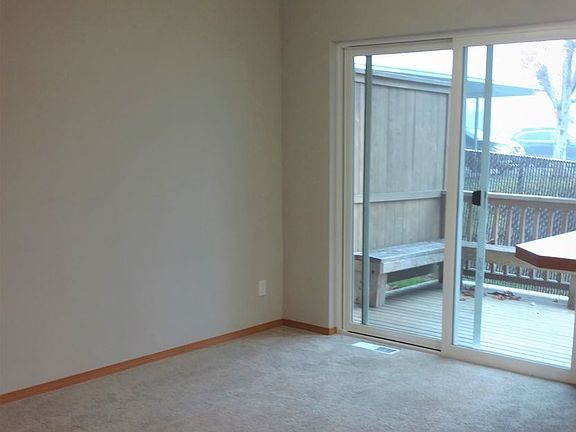 4th image of 751 NE Glenridge Ct