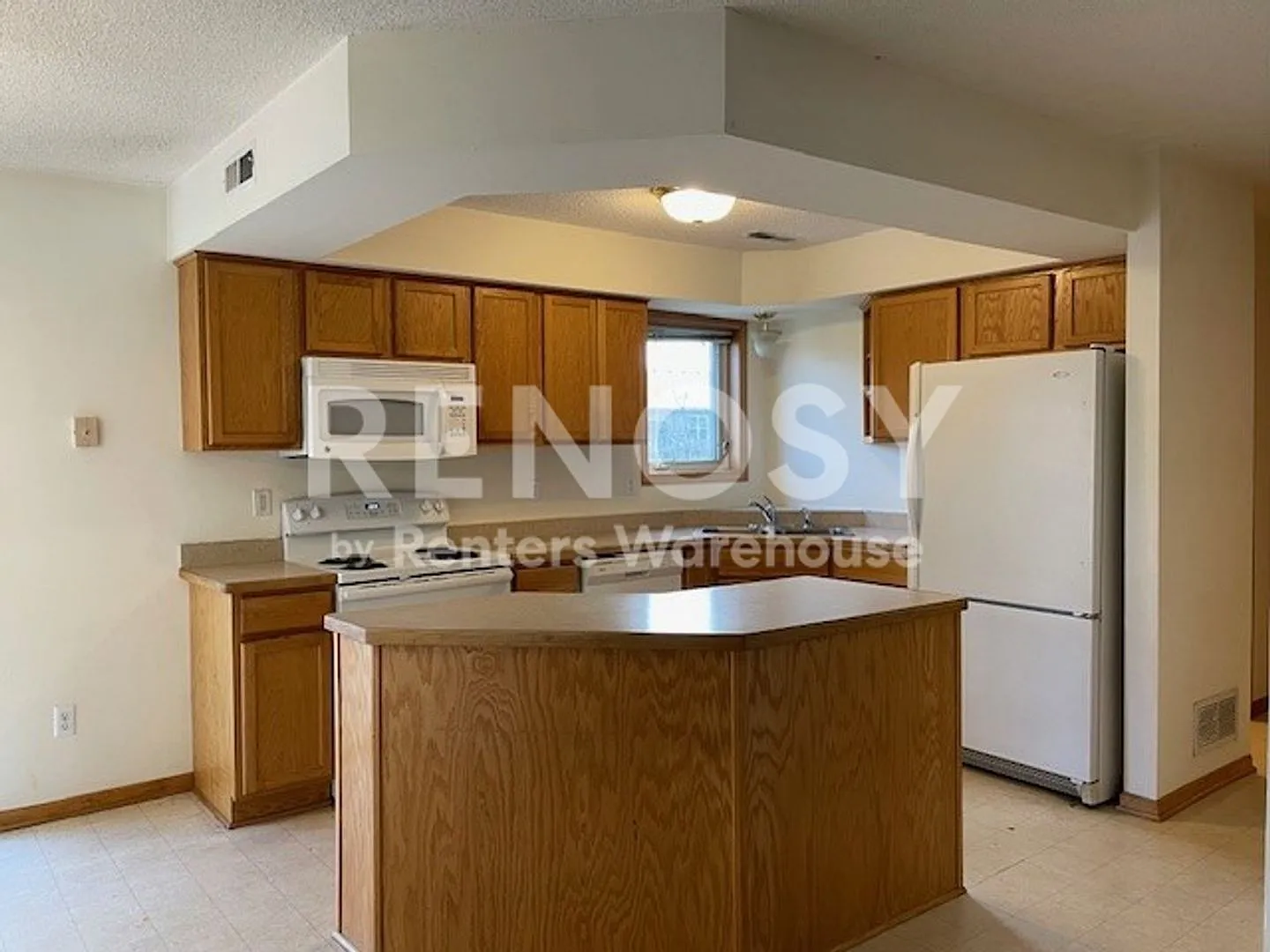Spacious 3 Bedroom 1.5 Bath Townhome in Chisago City — Photo 4