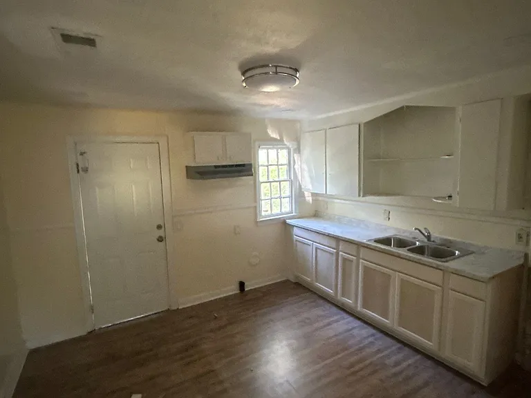421 Fielding Ave — Photo 3
