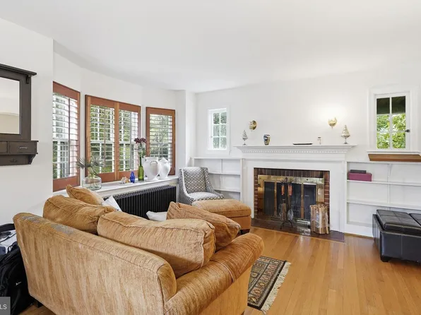 8209 Meadowbrook Ln, Chevy Chase, MD 20815