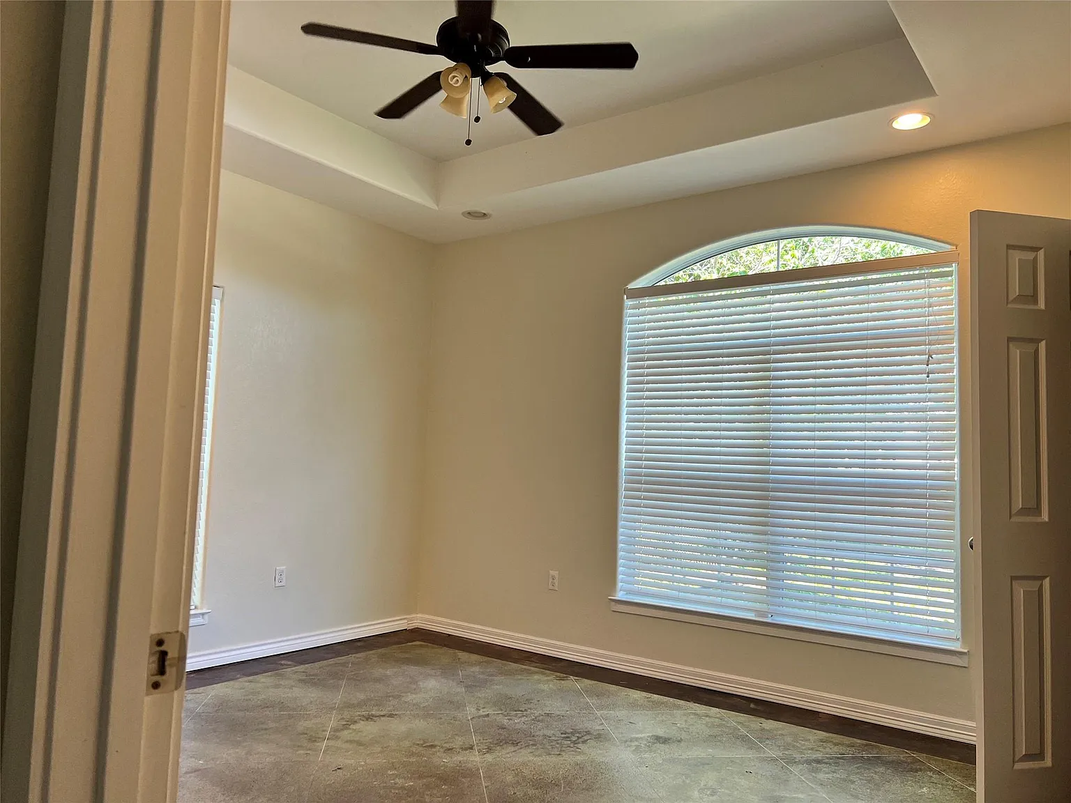 4 bed, 2.0 bath, 2396 sqft, $2,400 — Photo 4