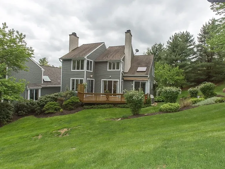 13 Horseshoe Ln — Photo 2