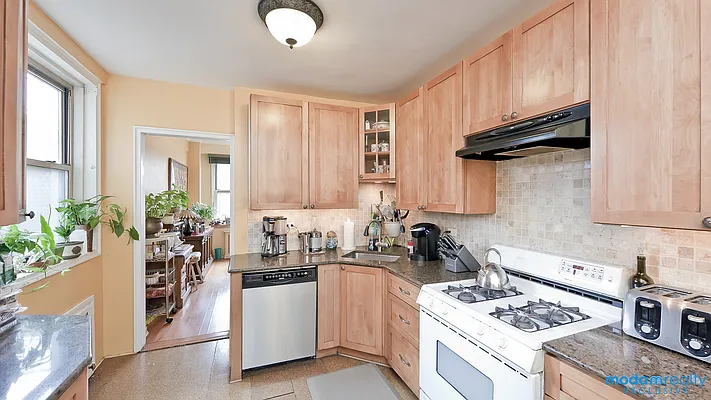 Sold by Moda Realty | media 10