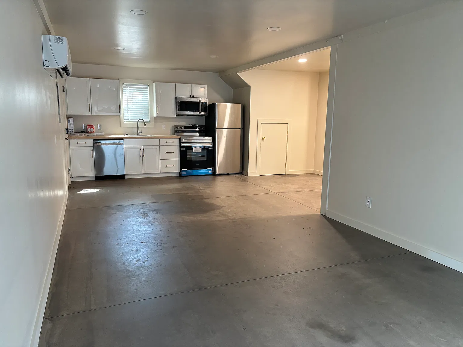 2 bed, 1000 sqft, $3,100 — Photo 2