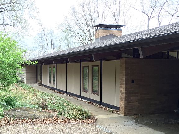 3rd image of 830 E Dogwood Ln