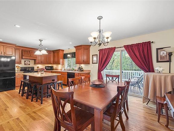 5th image of 20 Moulton Cir