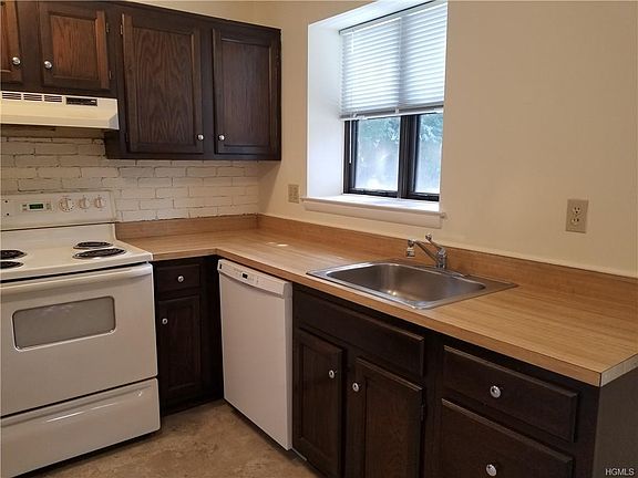 3rd image of 984 Sierra Vista Ln