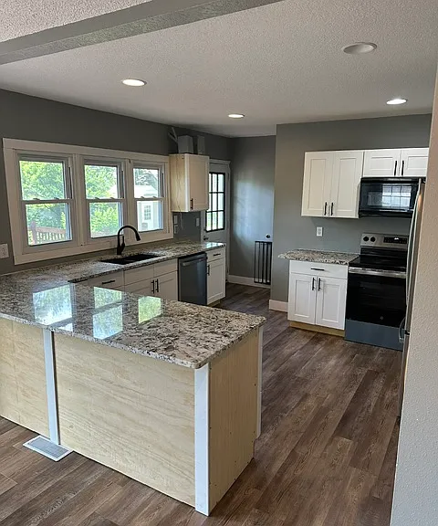 110 Montrose Rd — Photo 2