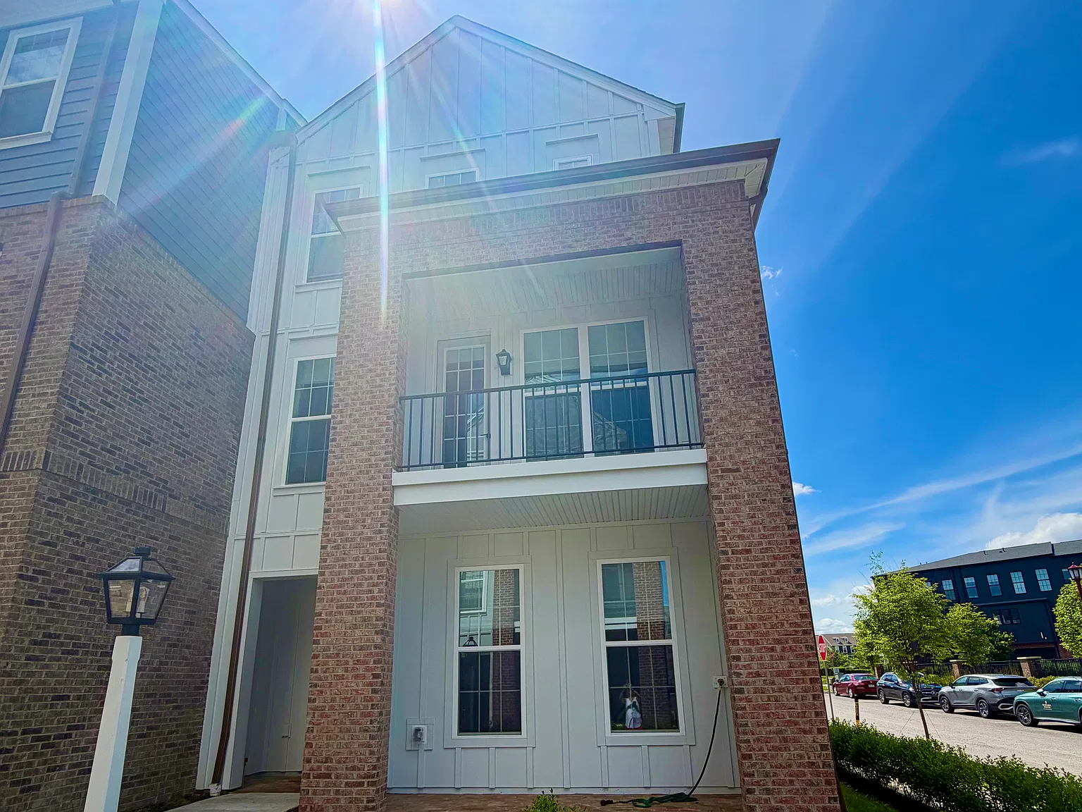3 bed, 3.5 bath, 2104 sqft, $4,100 — Photo 2