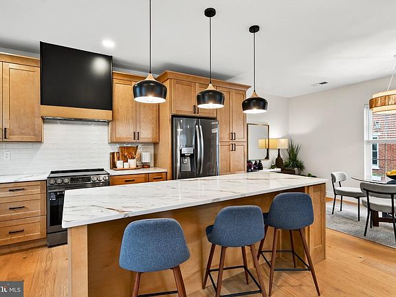 3rd image of 216 N New St