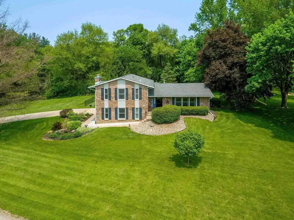 27 Meadowbrook Dr, Geneseo, IL 61254