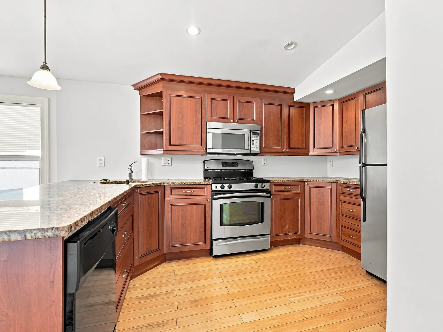 2 bed, 1000 sqft, $3,550 — Photo 3
